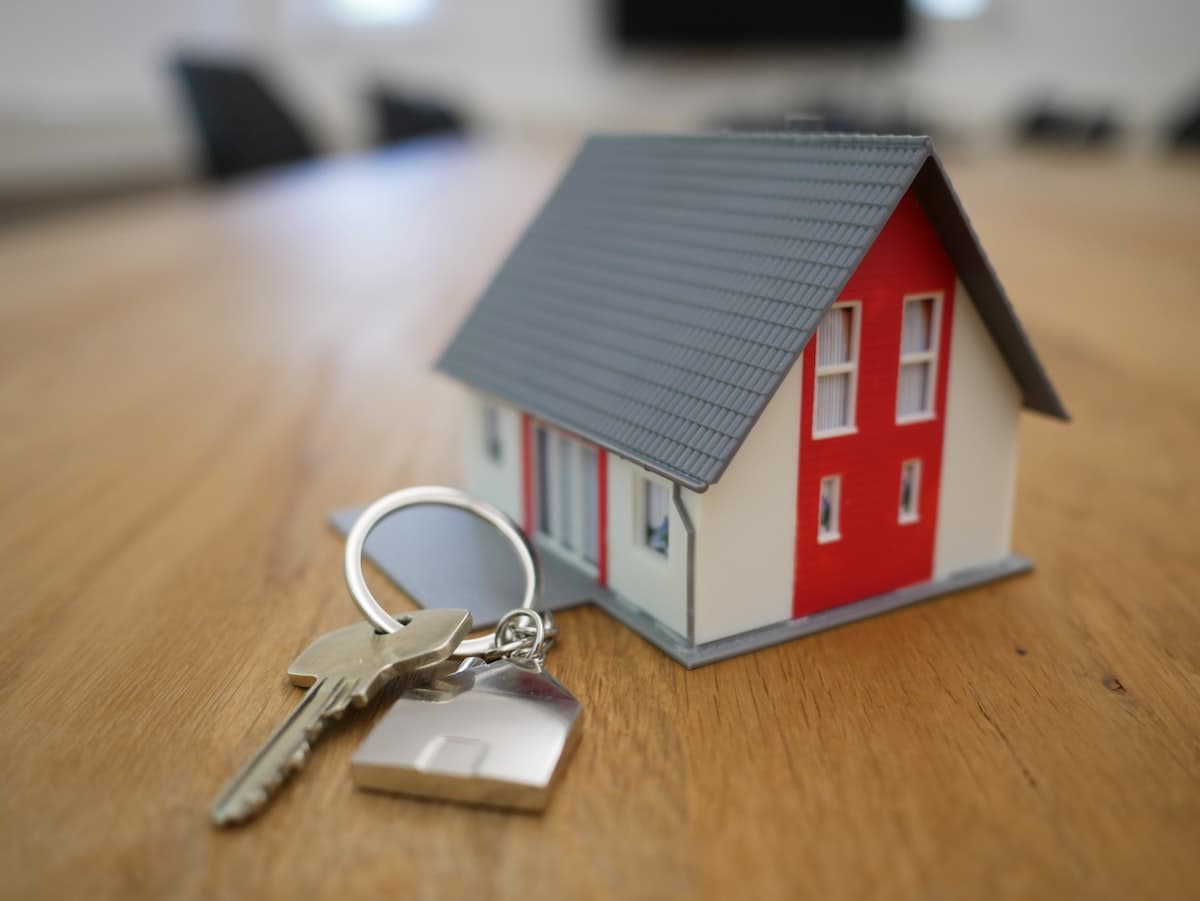 Entrega de llaves en operación inmobiliaria
